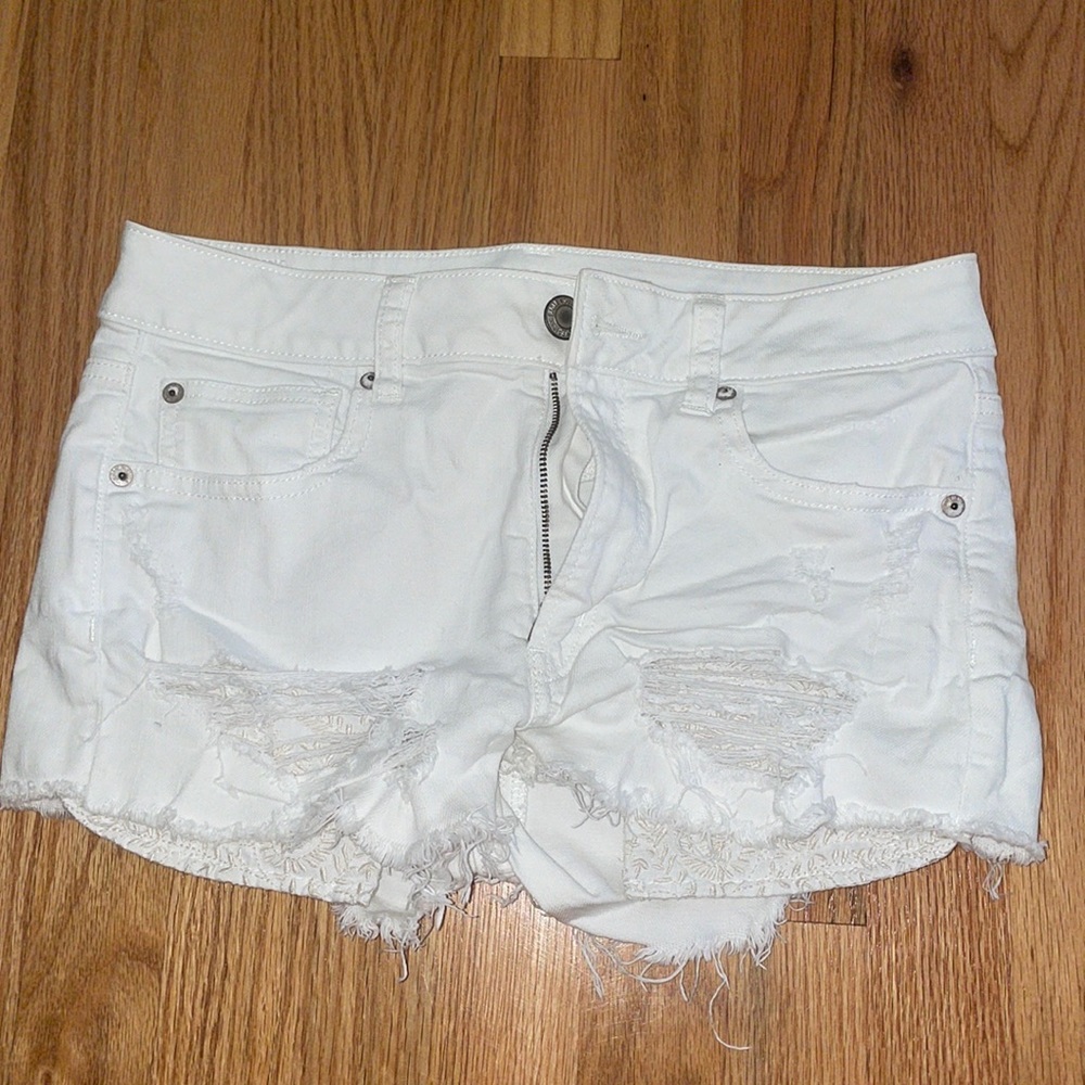 American eagle white jean shorts with pattern pockets